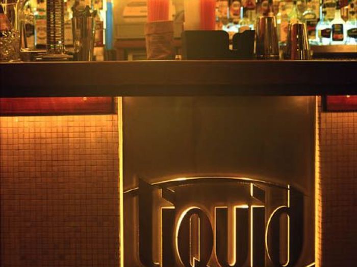 Archisio - Luxurysign - Progetto Liquid bar ad alassio Il primo bar in italia a gestione cromatica votato per tre anni come miglior bar ligure