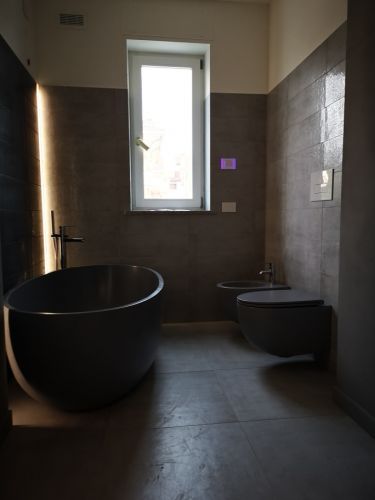 Archisio - Gilardi Interiors On Staging - Progetto Bagno con vasca freestanding e giochi di luce